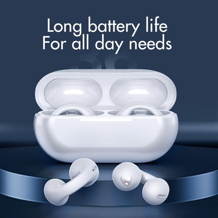 "Frau mit kabellosem Knochenschall-Ohrhörer, schwarz, am Ohr und zwei Ohrringen, Nahaufnahme."