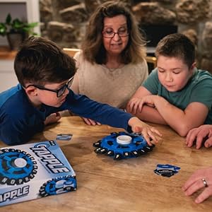 "Fröhliches Tapple Spieleset mit farbigem Kunststoffrad, perfekt für rasante Familienspiele und kreative Wortherausforderunge