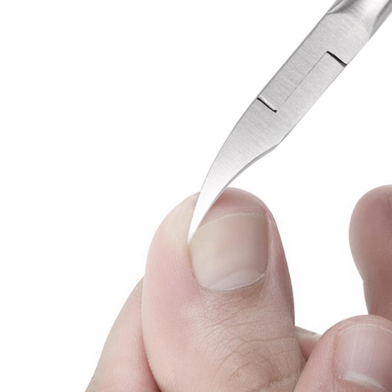 "Fußnagelschere aus Edelstahl mit ergonomischem Griff, präzise Klingen, ideal für dicke oder eingewachsene Nägel."