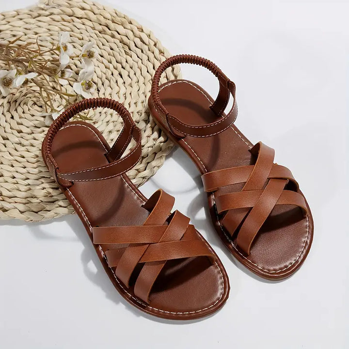 Geflochtene flache braune Damensandalen, stilvoll und bequem mit orthopädischer Sohle, ideal für den Alltag.