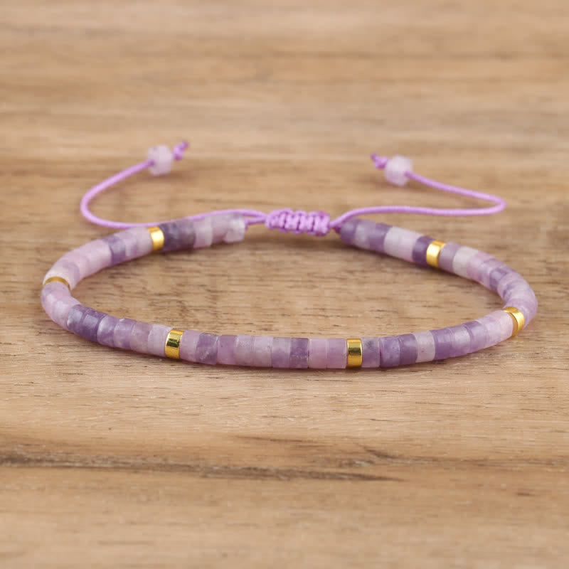 "Geflochtenes Armband mit 2,4 mm Natursteinperlen, elegantes Design mit Amethyst und Rosenquarz, verstellbarer Verschluss."