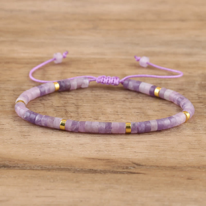 "Geflochtenes Armband mit 2,4 mm Natursteinperlen, elegantes Design mit Amethyst und Rosenquarz, verstellbarer Verschluss."