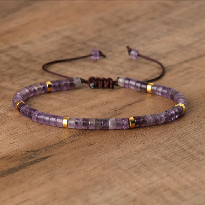 "Geflochtenes Armband mit 2,4 mm Natursteinperlen, elegantes Design mit Amethyst und Rosenquarz, verstellbarer Verschluss."