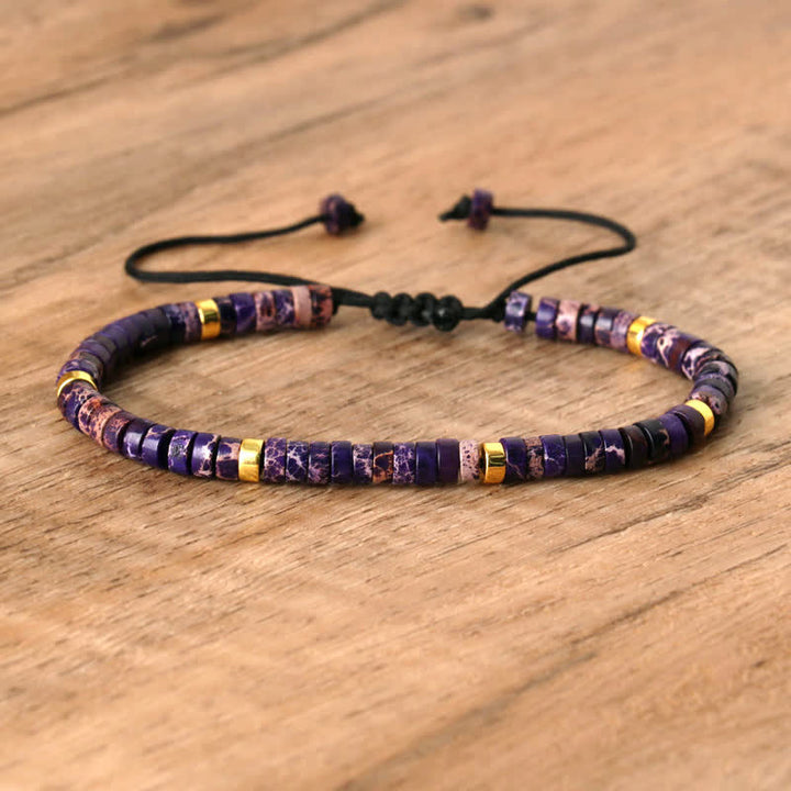"Geflochtenes Armband mit 2,4 mm Natursteinperlen, elegantes Design mit Amethyst und Rosenquarz, verstellbarer Verschluss."