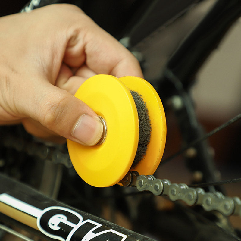 "Gelbes 2-in-1 Fahrradkettenöl für Reinigung und Schmierung, kompakt, biologisch abbaubar, ideal für Kettenpflege."