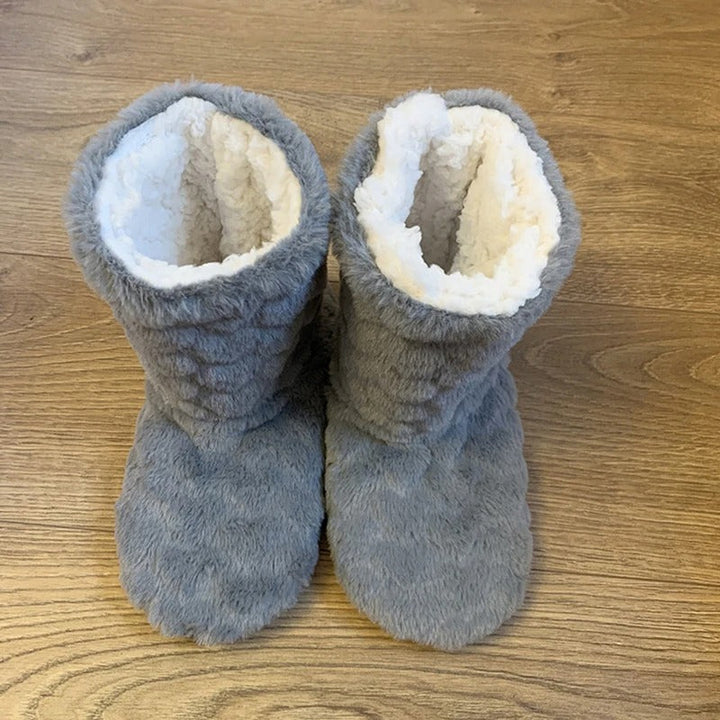 Gemütliche Damenhausschuhe mit Memory Foam, Fellfutter und rutschfester Sohle für optimalen Komfort und Wärme.