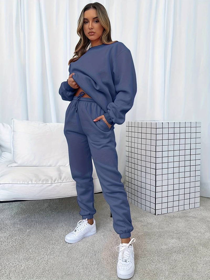 Gemütliches Damen Jogging-Set in dezentem Stil, bestehend aus Hoodie und Jogginghose, ideal für Freizeit und Zuhause.