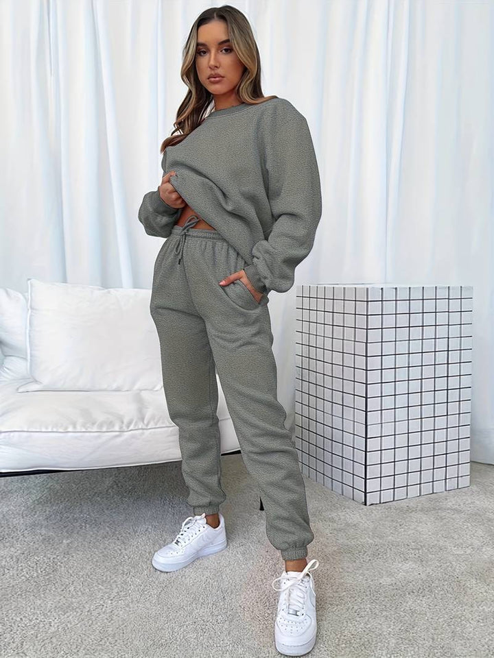 Gemütliches Damen Jogging-Set in dezentem Stil, bestehend aus Hoodie und Jogginghose, ideal für Freizeit und Zuhause.