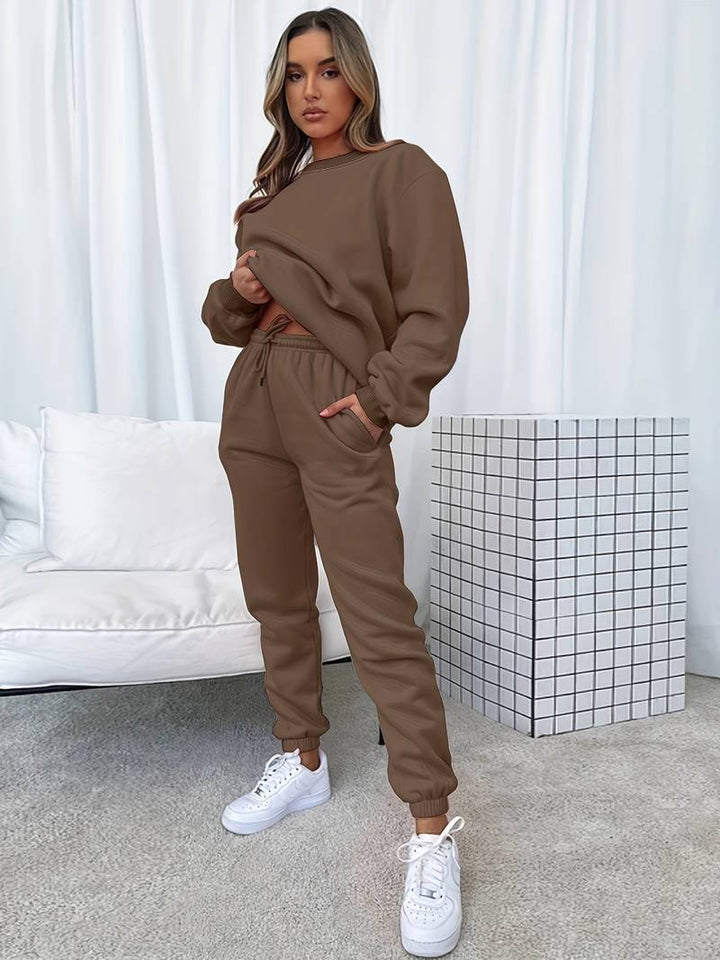 Gemütliches Damen Jogging-Set in dezentem Stil, bestehend aus Hoodie und Jogginghose, ideal für Freizeit und Zuhause.