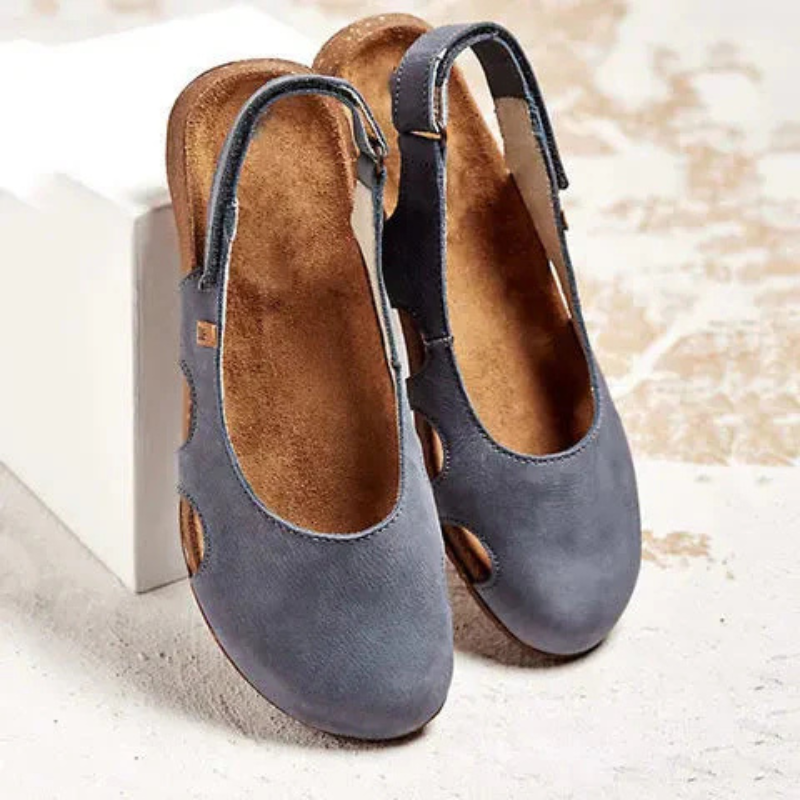 Geschlossene Damensandalen, beige Leder, elegantes Design, orthopädisch, gepolstertes Fußbett, für Komfort und Stil.