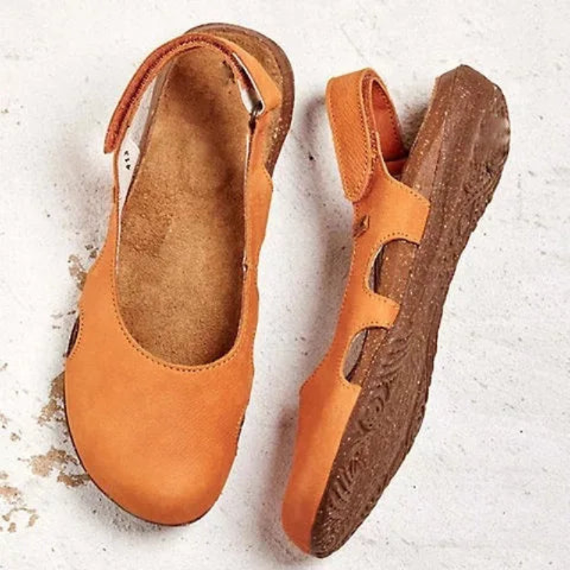 Geschlossene Damensandalen, beige Leder, elegantes Design, orthopädisch, gepolstertes Fußbett, für Komfort und Stil.