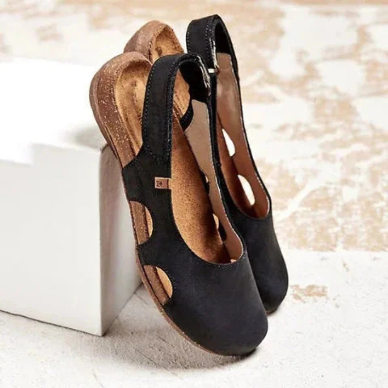 Geschlossene Damensandalen, beige Leder, elegantes Design, orthopädisch, gepolstertes Fußbett, für Komfort und Stil.