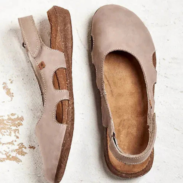 Geschlossene Damensandalen, beige Leder, elegantes Design, orthopädisch, gepolstertes Fußbett, für Komfort und Stil.