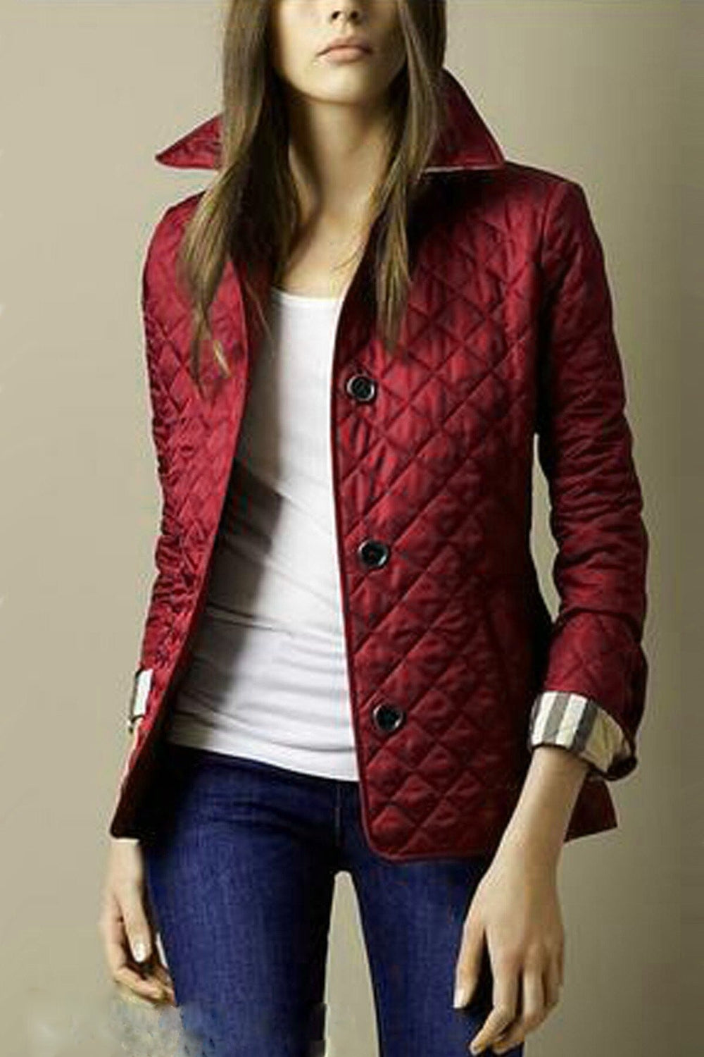 "Gesteppte Damenjacke im klassischen Stil, warm, mit Knopfleiste, für vielseitige Outfits und mit zeitlosem Steppmuster."