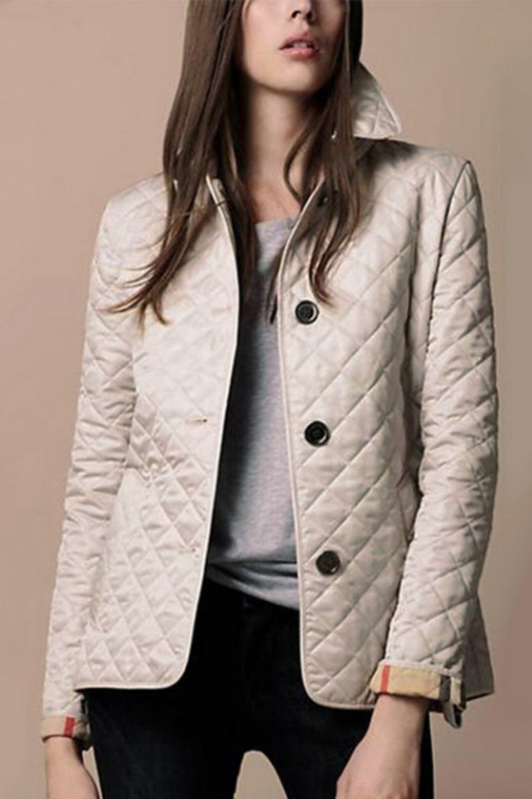 "Gesteppte Damenjacke im klassischen Stil, warm, mit Knopfleiste, für vielseitige Outfits und mit zeitlosem Steppmuster."
