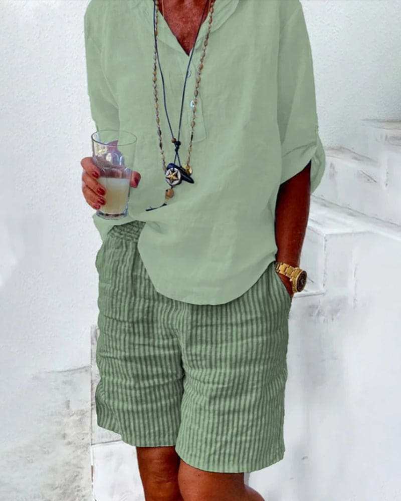 Gestreifte Damen-Shorts aus Leinenmix, Vorderansicht. Mittelhoher Bund, sommerlich-chic, ideal für heiße Tage.