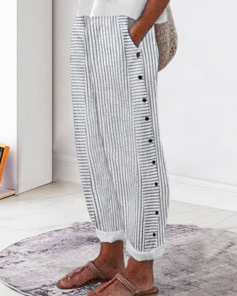 Gestreifte, kurze Damen Sommerhosen, leicht und schick, ideal für warme Tage, modisches Design, atmungsaktive Stoffe.