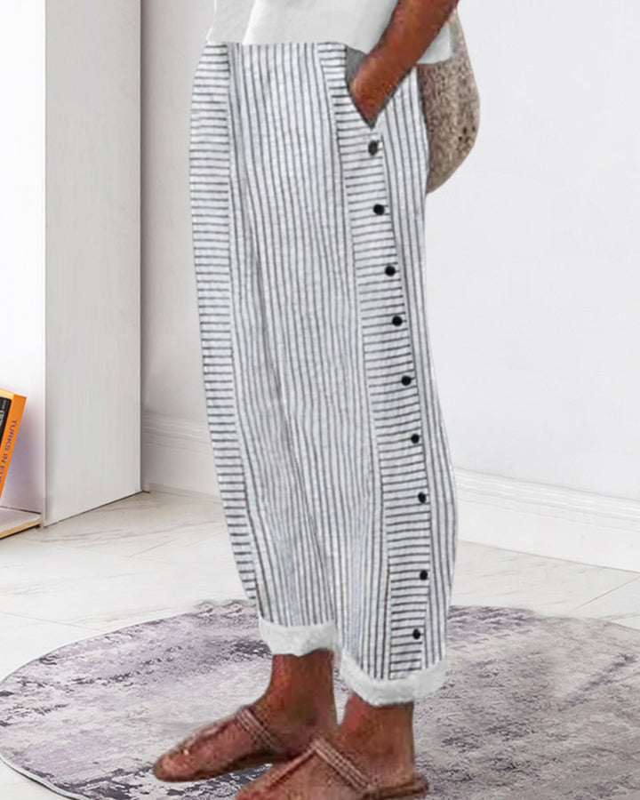 Gestreifte, kurze Damen Sommerhosen, leicht und schick, ideal für warme Tage, modisches Design, atmungsaktive Stoffe.