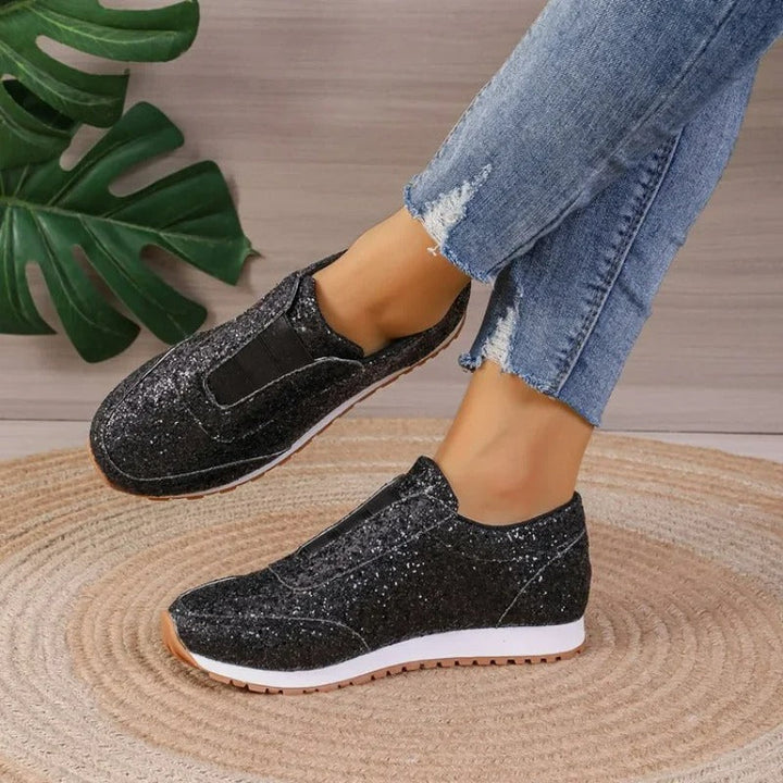 Glitzernde Nika Damen Sneakers, elegant und komfortabel, seitlich dargestellt. Perfekt für sommerliche Abenteuer.