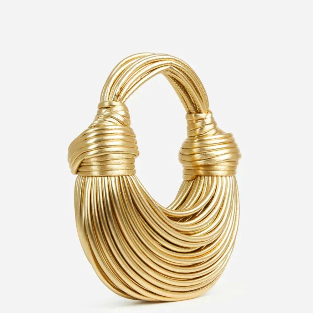 "Goldene geknotete Schultertasche mit eleganten Knotenakzenten, seitliche Ansicht, modernes Damen-Accessoire."