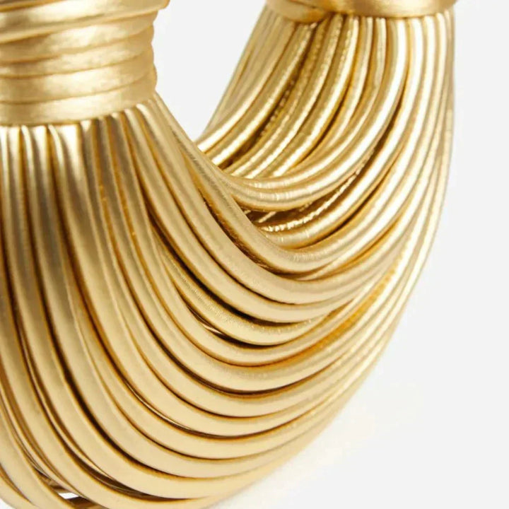 "Goldene geknotete Schultertasche mit eleganten Knotenakzenten, seitliche Ansicht, modernes Damen-Accessoire."