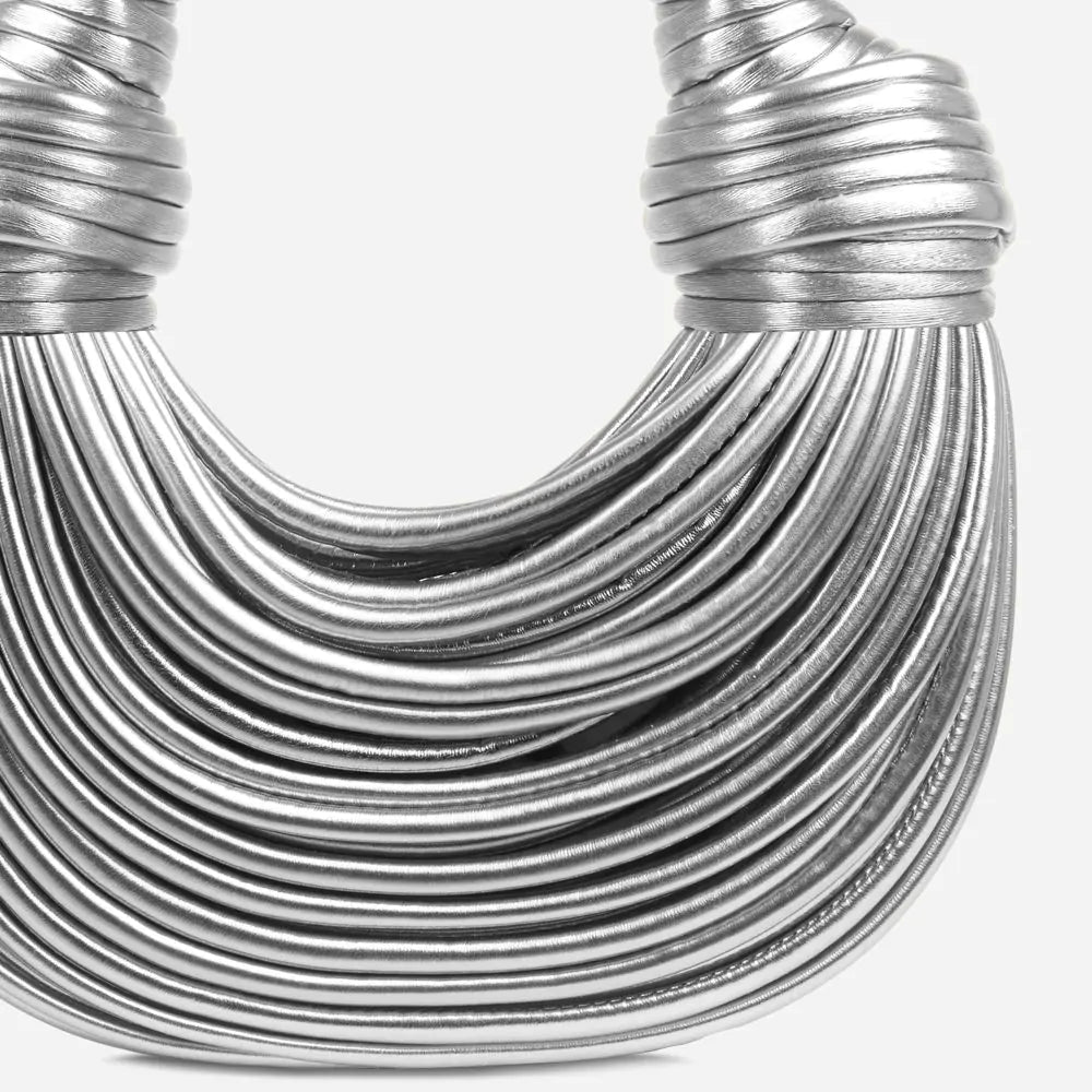 "Goldene geknotete Schultertasche mit eleganten Knotenakzenten, seitliche Ansicht, modernes Damen-Accessoire."