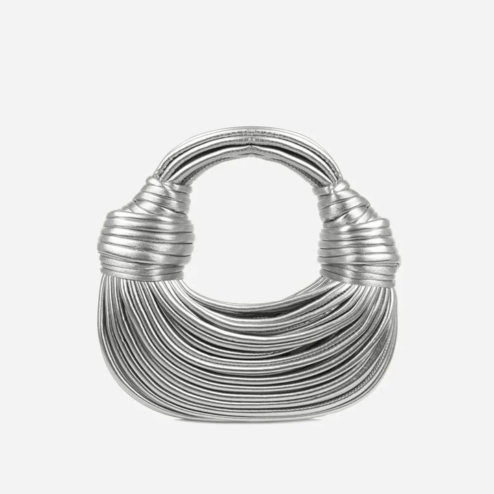 "Goldene geknotete Schultertasche mit eleganten Knotenakzenten, seitliche Ansicht, modernes Damen-Accessoire."