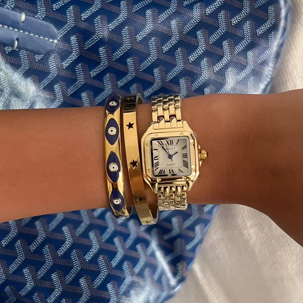 "Goldene Vintage-Uhr mit elegantem Design und feinen Details, stilvoller Luxus für Damen, Nahaufnahme"