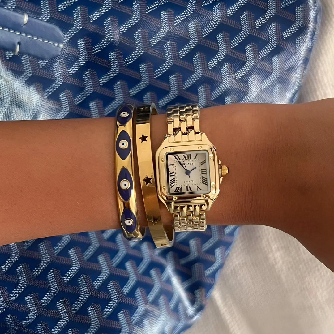 "Goldene Vintage-Uhr mit elegantem Design und feinen Details, stilvoller Luxus für Damen, Nahaufnahme"