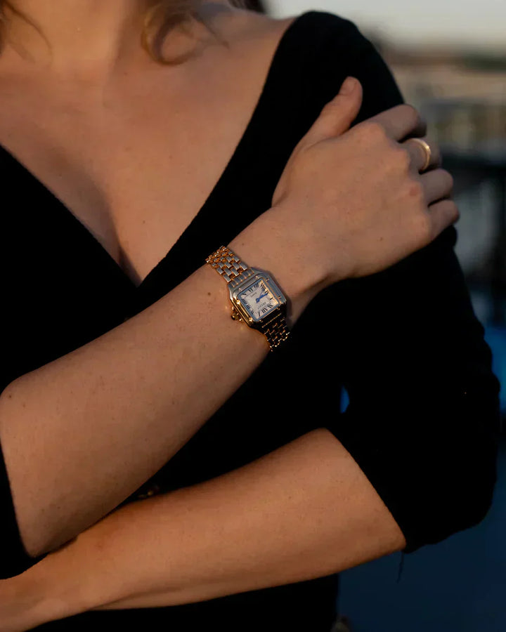 "Goldene Vintage-Uhr mit elegantem Design und feinen Details, stilvoller Luxus für Damen, Nahaufnahme"