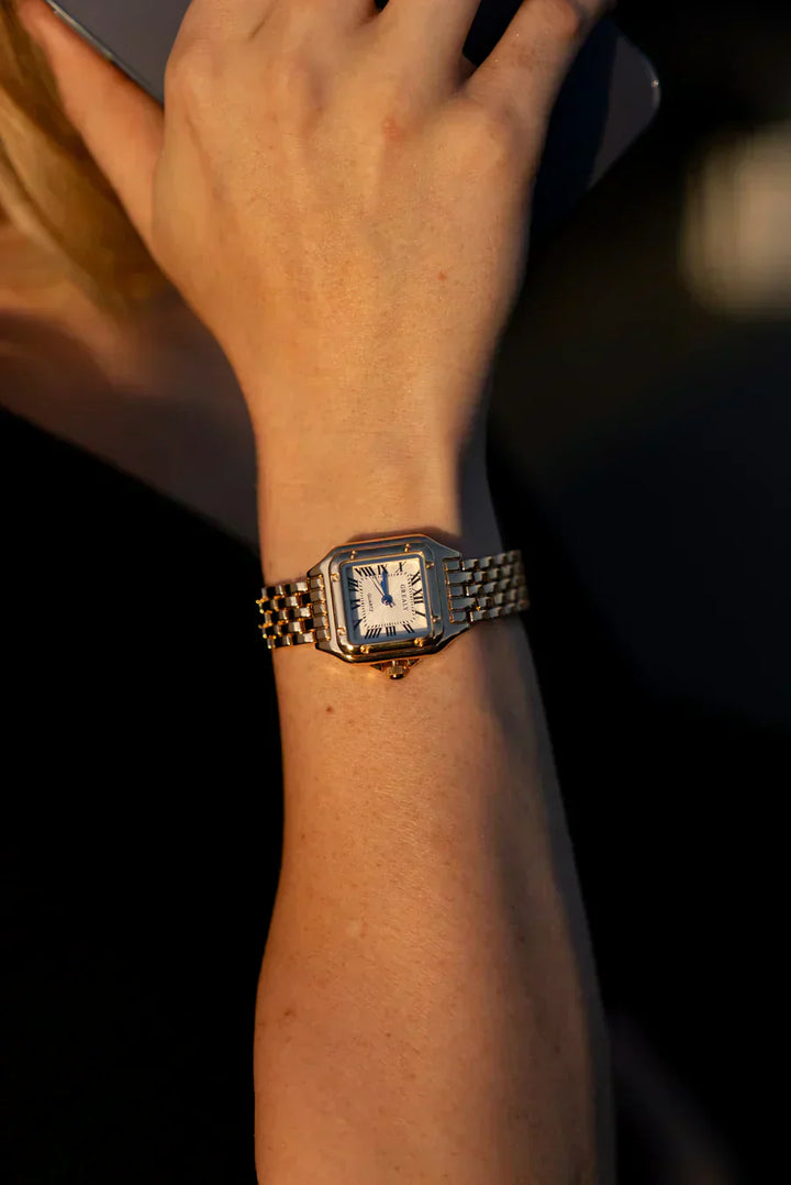 "Goldene Vintage-Uhr mit elegantem Design und feinen Details, stilvoller Luxus für Damen, Nahaufnahme"