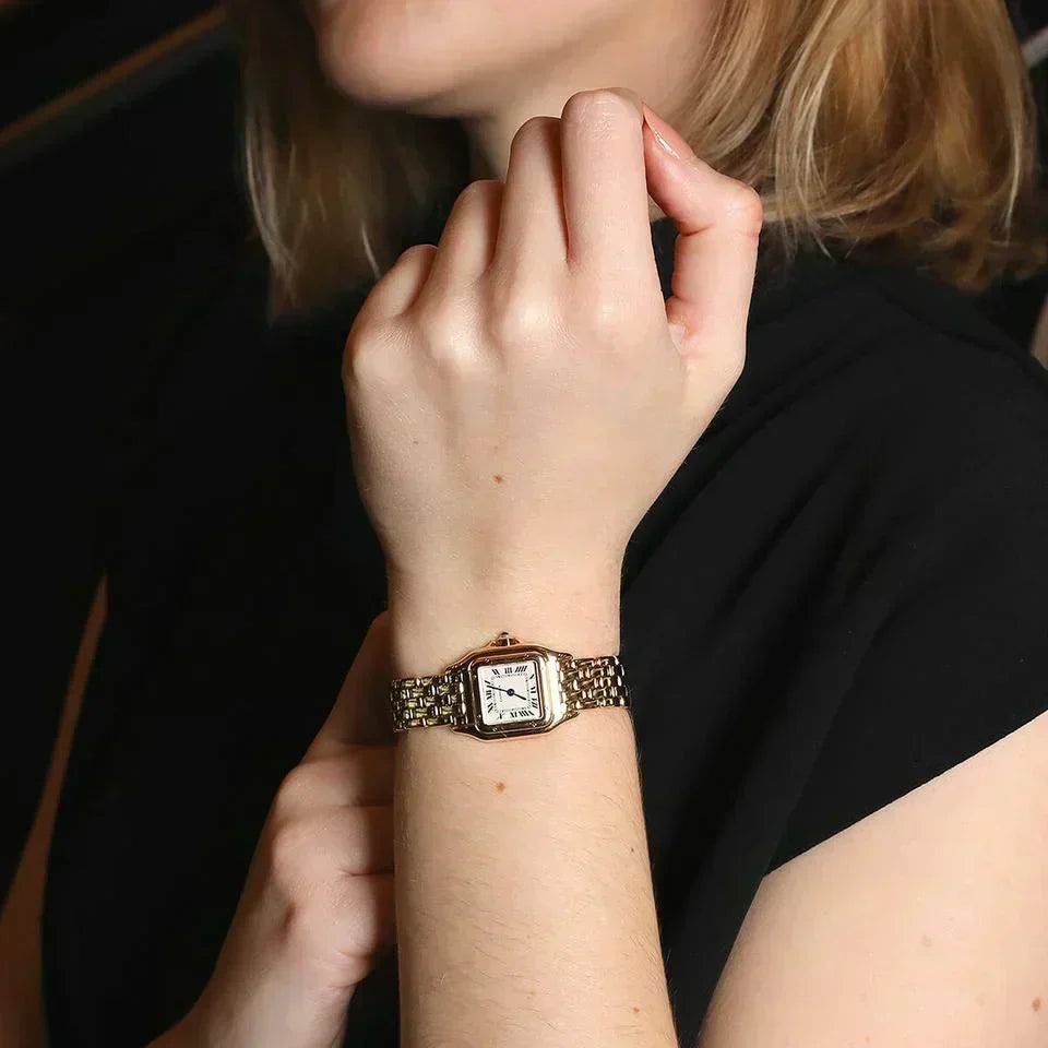 "Goldene Vintage-Uhr mit elegantem Design und feinen Details, stilvoller Luxus für Damen, Nahaufnahme"