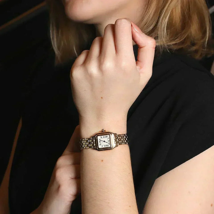 "Goldene Vintage-Uhr mit elegantem Design und feinen Details, stilvoller Luxus für Damen, Nahaufnahme"