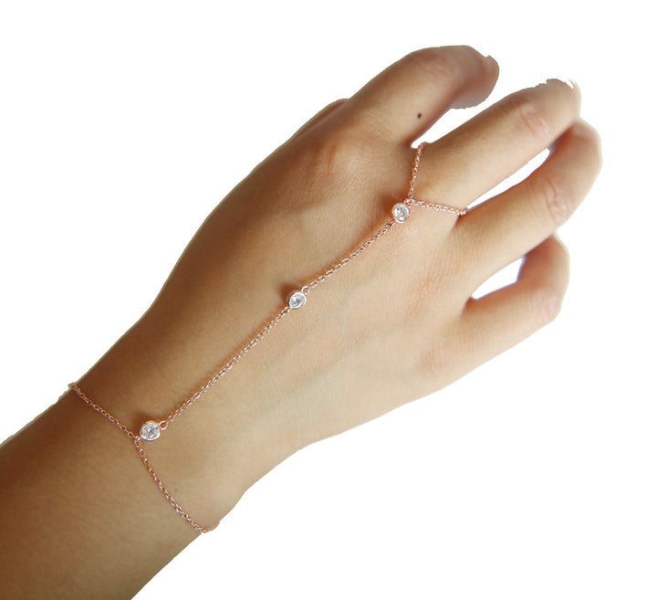 "Goldenes Kettenarmband mit funkelnden Kristallen und integriertem Fingerring aus Edelstahl, elegant und anpassbar."