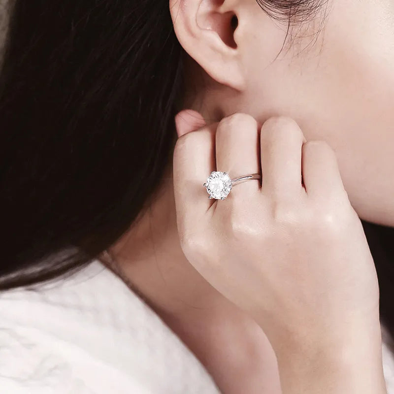 "GRA-zertifizierter Moissanit-Ring in 925er Sterlingsilber, glänzend facettierter Stein, symbolisiert ewige Eleganz und Liebe