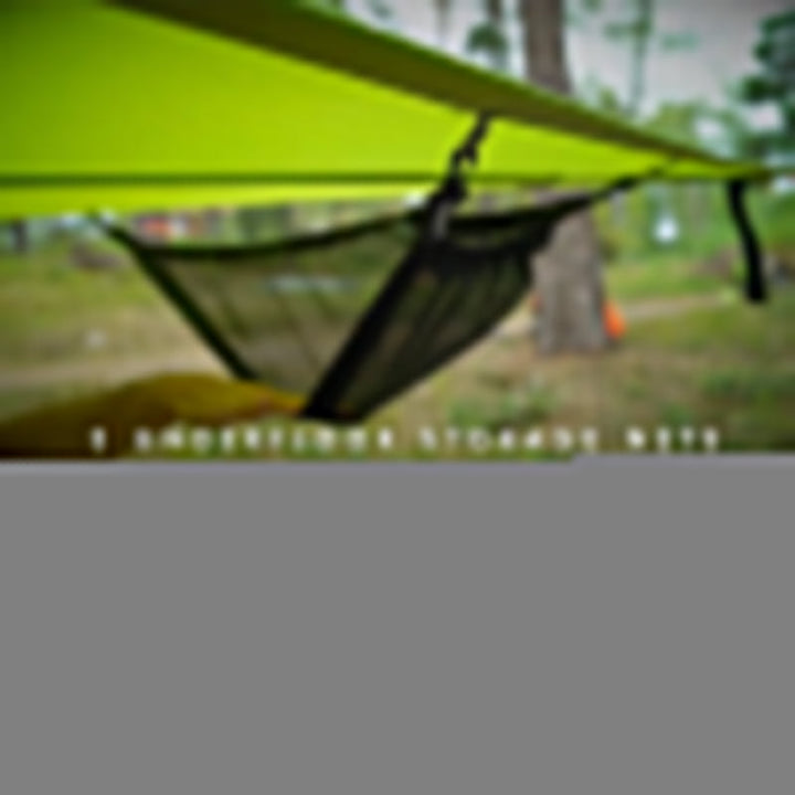 Grüne und schwarze Mehrpersonen-Hängematte aus Nylon, für Familien und Gruppen, ideal für Camping in unebenem Gelände.