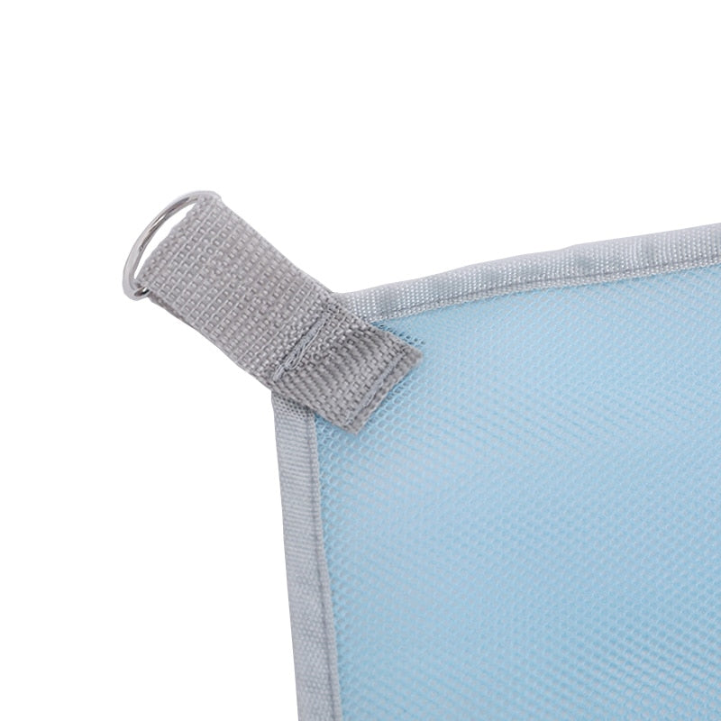 Grünes sandfreies 200x200 XXL Strandtuch aus robustem Material, ideal für mehrere Personen am Strand.