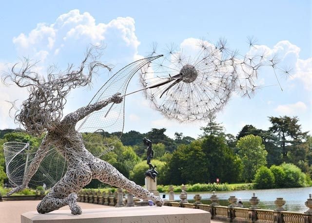 Handgefertigte Metall Feenfigur im Garten, wetterfest, ideal für Blumenbeete, verleiht magische Atmosphäre.