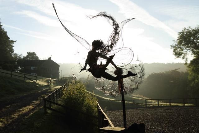 Handgefertigte Metall Feenfigur im Garten, wetterfest, ideal für Blumenbeete, verleiht magische Atmosphäre.