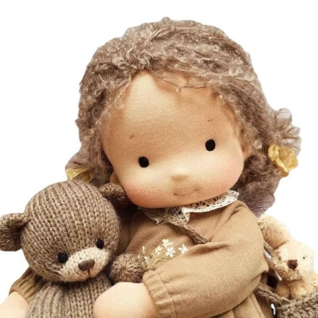 "Handgefertigte Waldorf-Puppe aus Naturmaterialien, 30 cm, mit liebevollen Details und sanften Farben für fantasievolles Spie