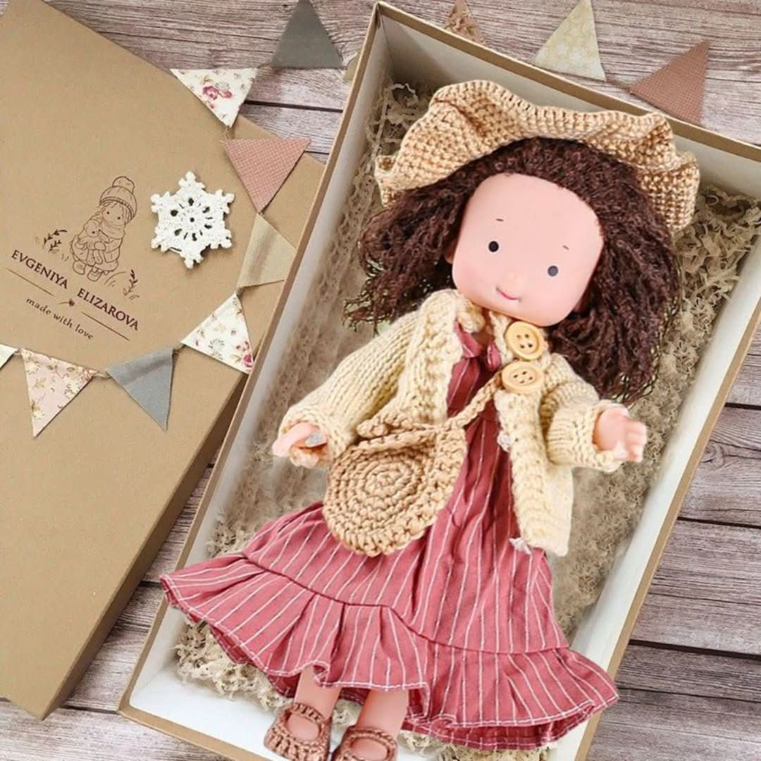 "Handgefertigte Waldorf-Puppe aus Naturmaterialien, 30 cm, mit liebevollen Details und sanften Farben für fantasievolles Spie