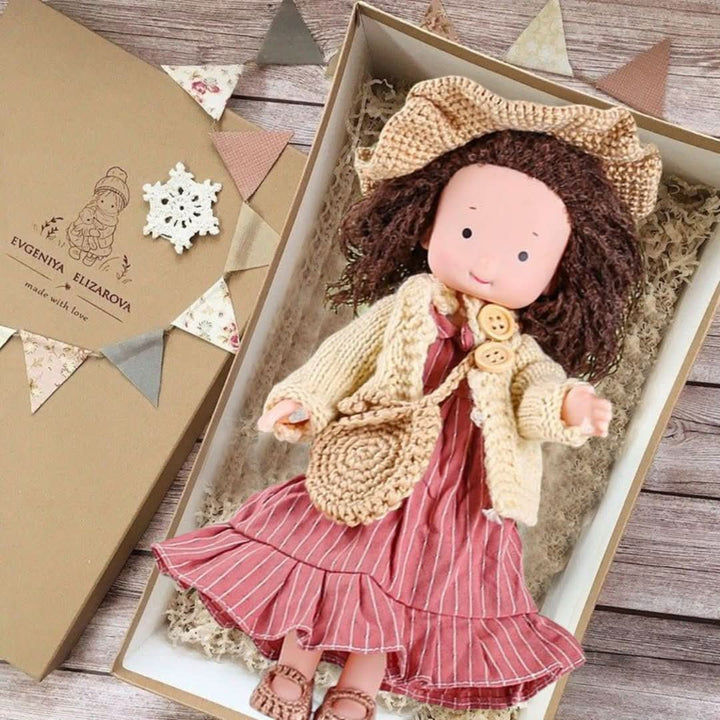 "Handgefertigte Waldorf-Puppe aus Naturmaterialien, 30 cm, mit liebevollen Details und sanften Farben für fantasievolles Spie