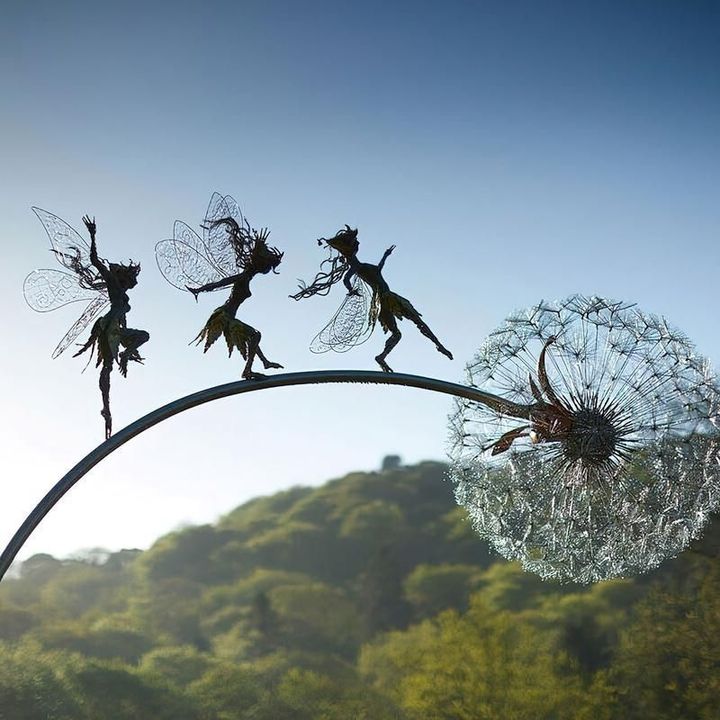 "Handgefertigte wetterfeste Gartenfee, aus hochwertigem rostfreiem Stahl, in detailreicher, verspielter Form."