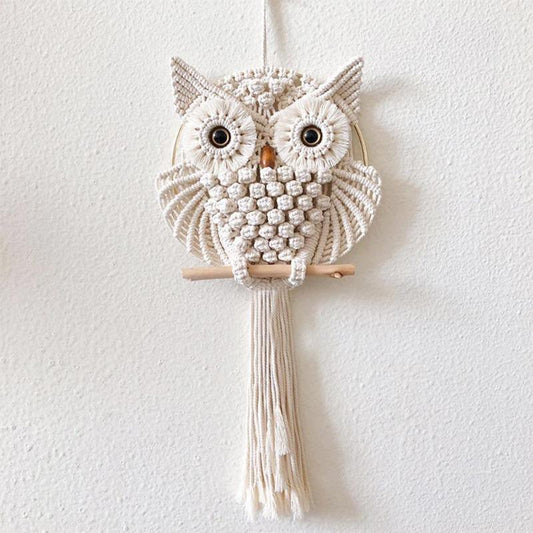 "Handgefertigter Boho-Makramee Wandteppich in Eulenform, natürliche Cremetöne, perfekte Dekoration im Bohemian-Stil."