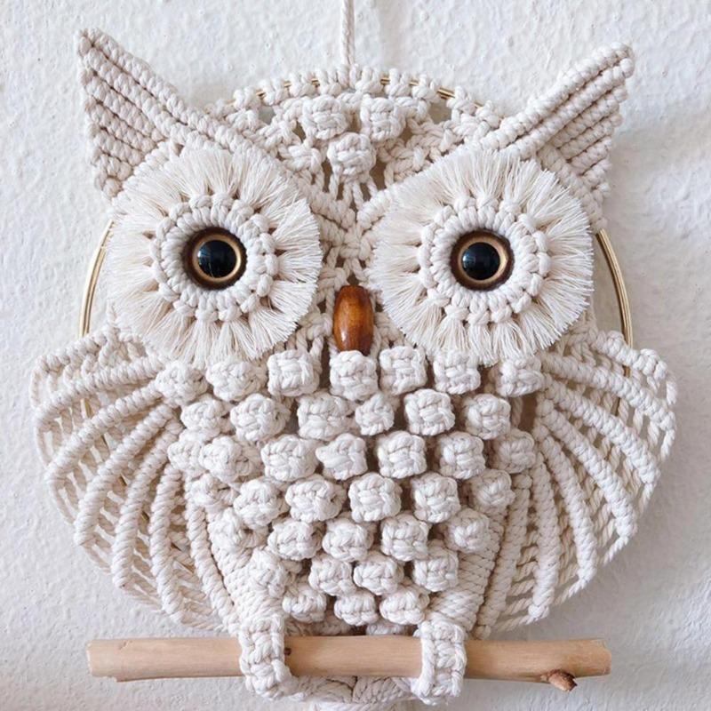 "Handgefertigter Boho-Makramee Wandteppich in Eulenform, natürliche Cremetöne, perfekte Dekoration im Bohemian-Stil."