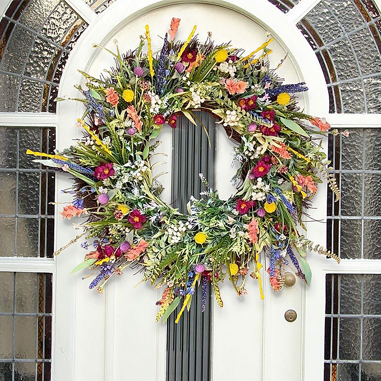 "Handgefertigter Kranz aus Kunstwildblumen mit rustikalem Design, blaue Lupinen und Indianermalpinsel auf Naturhintergrund"