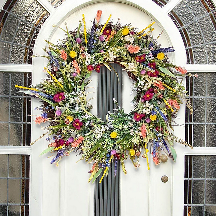 "Handgefertigter Kranz aus Kunstwildblumen mit rustikalem Design, blaue Lupinen und Indianermalpinsel auf Naturhintergrund"