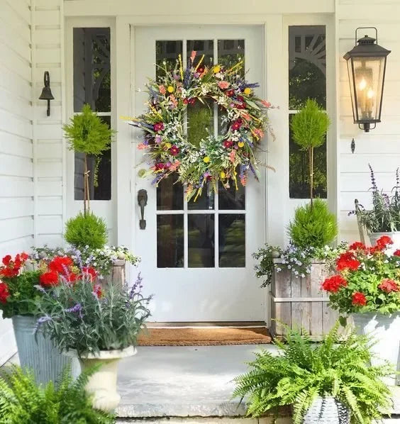 "Handgefertigter Kranz aus Kunstwildblumen mit rustikalem Design, blaue Lupinen und Indianermalpinsel auf Naturhintergrund"