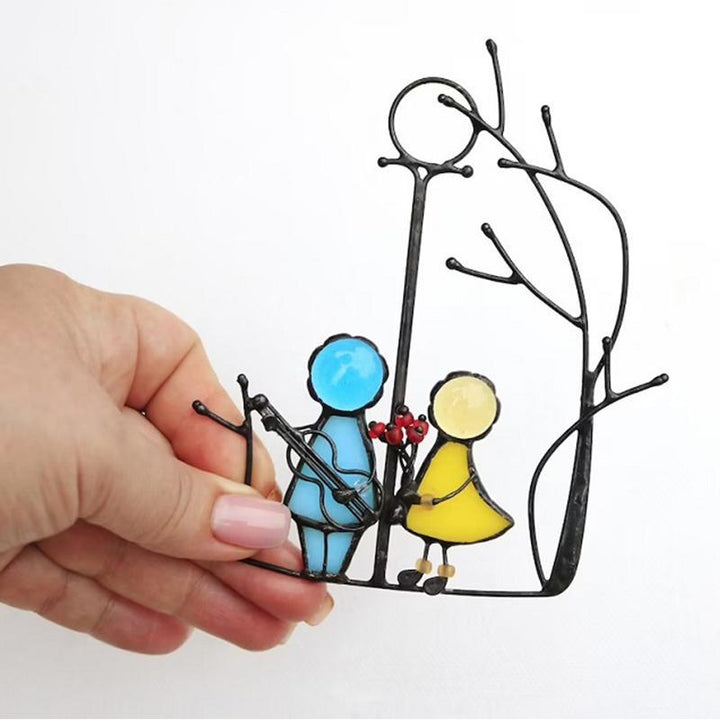 "Handgefertigter Sonnenfänger aus Buntglas mit farbenfrohen, handbemalten Engeln beleuchtet Fenster und Innenräume."