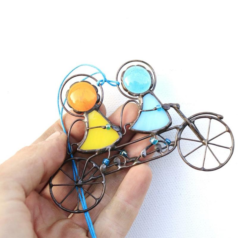 "Handgefertigter Sonnenfänger aus Buntglas mit farbenfrohen, handbemalten Engeln beleuchtet Fenster und Innenräume."